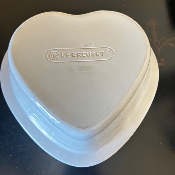 Le Creuset Ramekin D’ Amour Covered Heart Dish. White - Picture 5 of 12